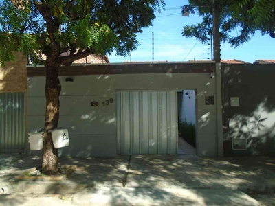 Casa com 3 quartos à venda no bairro Coaçu, 138m²