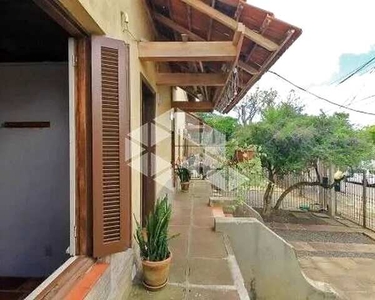 Casa conjugada com 2 sobrados na zona sul de Porto Alegre