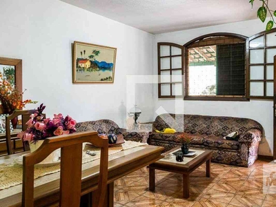 Casa com 3 quartos à venda no bairro Vila Clóris, 200m²