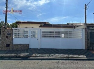 Casa com 3 dormitórios, excelente localização.