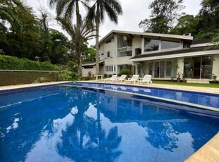 Casa triplex com piscina em condomínio fechado a venda em santos, localizada no morro santa terezinha.