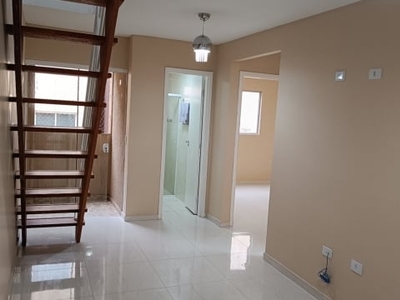 Apartamento duplex com 2 quartos para alugar na rua izaac ferreira da cruz, bairro sitio cercado, curitiba, 60 m2 por r$ 1.450 + condomínio