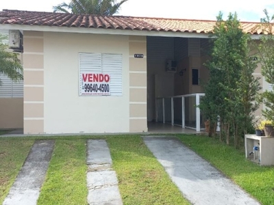 Casa com 60,23 m² e 3 dormitórios localizada em condomínio .