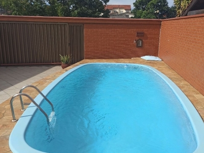 Lindo sobrado residencial com piscina e ambientes amplos