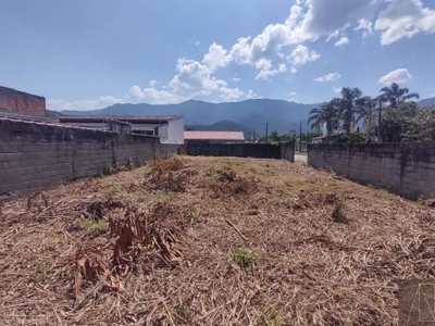 Vende-se, um terreno, de esquina a 50m da praia do massaguaçu, murado e aterrado oportunidade de aquisição.