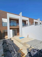 Casa com 2 quartos à venda no bairro Parque Xangri-lá, 175m²