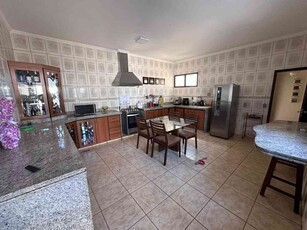 Casa com 3 quartos à venda no bairro Aparecida, 300m²