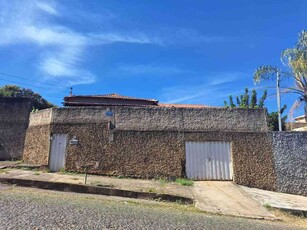 Casa com 3 quartos à venda no bairro São Geraldo, 230m²