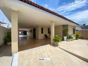 Casa com 4 quartos à venda no bairro Ponta Negra, 260m²