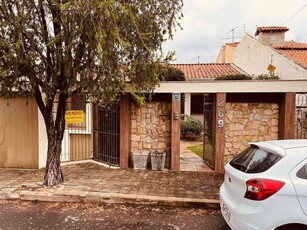 Casa com 4 quartos à venda no bairro Vila Pinto, 200m²