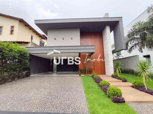 Casa com 5 quartos à venda no bairro Jardins Madri, 370m²