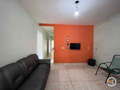 Casa com 3 quartos à venda no bairro Setor Garavelo, 300m²
