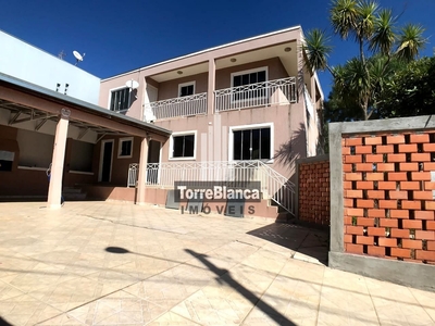 Sobrado em Uvaranas, Ponta Grossa/PR de 180m² 6 quartos à venda por R$ 779.000,00