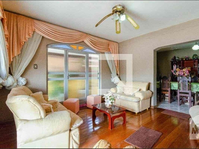 Casa com 3 quartos à venda no bairro Califórnia, 360m²