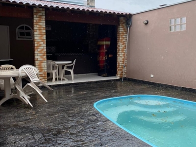 Casa com piscina em condomínio