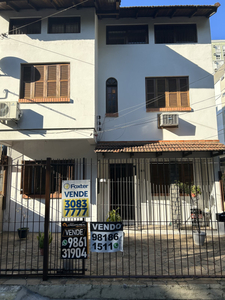 Casa de tres andares no bairro petropolis porto alegre rs