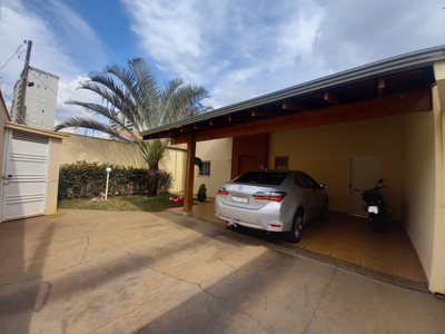 Casa para Venda em região valorizada do bairro Jardim Botânico, em Araraquara.