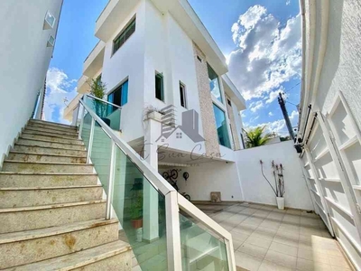 Casa com 3 quartos à venda no bairro Cabral, 515m²