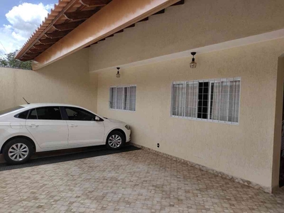 Casa com 3 quartos à venda no bairro Guará II, 150m²