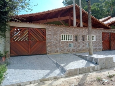 Casa c piscina em bairro central de mongaguá! r$65mil entrada+financiamento!
