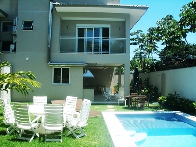 Casa com 4 suites na praiada baleia