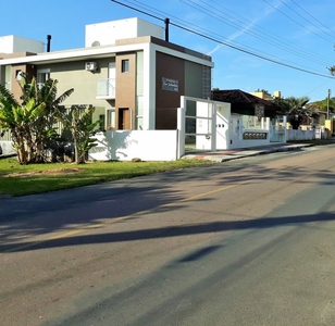 Casa em condomínio fechado, 100m², duas suítes, centro de Garopaba/SC, 500m do mar