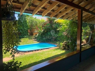 Casa em excelente localização, com com piscina e área verde