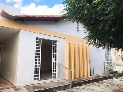 Casa para aluguel e venda tem 244 metros quadrados com 3 quartos em Planalto - Teresina -