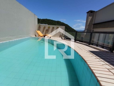 Cobertura à venda, 3 dormitórios na quadra da Praia das Pitangueiras - Guarujá, SP