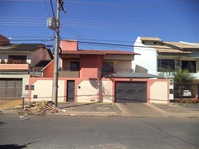 Sobrado com 3 dormitórios para alugar, 350 m² por R$ 4.900,00/mês - Jardim América - Goiân