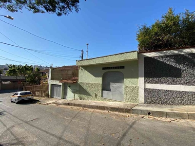 Casa com 2 quartos à venda no bairro Alípio de Melo, 250m²