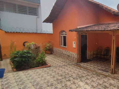 Casa com 3 quartos à venda no bairro Jardim Balneário, 360m²