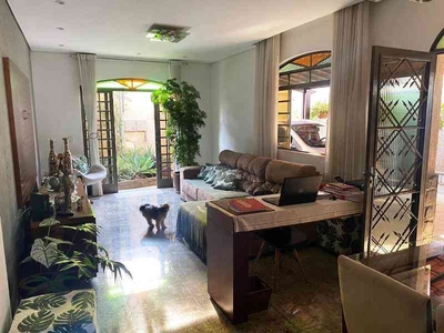 Casa com 3 quartos à venda no bairro João Pinheiro, 300m²