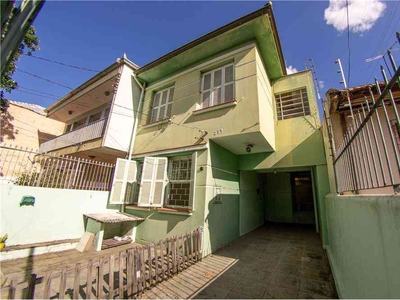 Casa com 3 quartos à venda no bairro Navegantes, 200m²