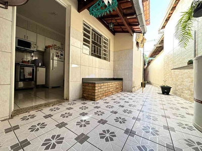 Casa com 3 quartos à venda no bairro Santa Mônica, 130m²