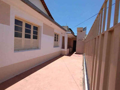 Casa com 3 quartos para alugar no bairro Aparecida, 80m²