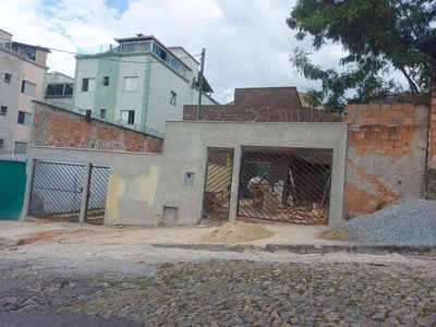 Casa com 4 quartos à venda no bairro Arvoredo, 125m²