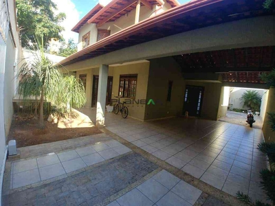 Casa com 4 quartos à venda no bairro Jardim Riacho das Pedras, 180m²