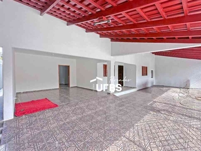 Casa com 4 quartos à venda no bairro Parque Amazônia, 420m²