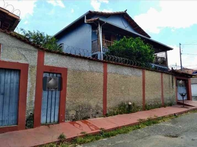 Casa com 4 quartos à venda no bairro Parque Recreio, 300m²