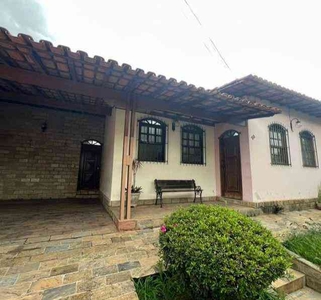 Casa com 4 quartos à venda no bairro Planalto, 360m²