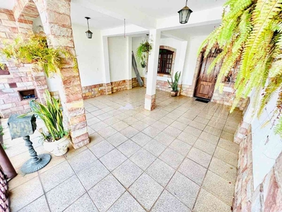 Casa com 4 quartos à venda no bairro Santa Mônica, 170m²