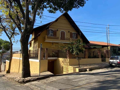 Casa com 4 quartos à venda no bairro Vila Pérola, 382m²