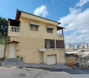 Casa com 5 quartos à venda no bairro Carlos Prates, 412m²