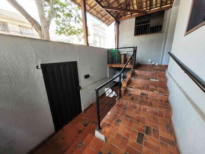 Casa com 5 quartos à venda no bairro Gameleira, 420m²