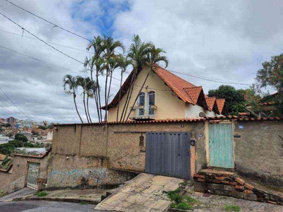 Casa com 5 quartos à venda no bairro Goiânia, 360m²