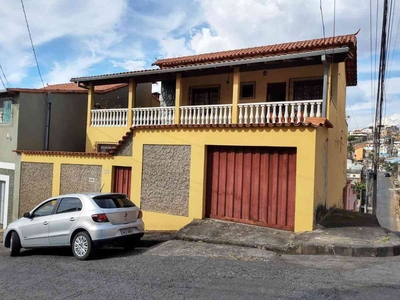 Casa com 5 quartos à venda no bairro Nova Esperança, 200m²