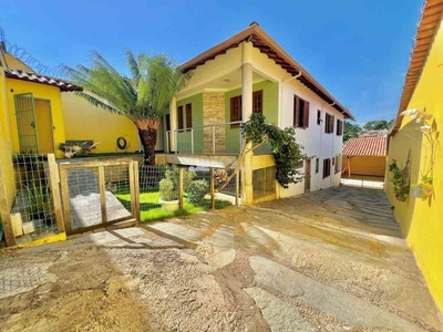 Casa com 6 quartos à venda no bairro Santa Mônica, 360m²
