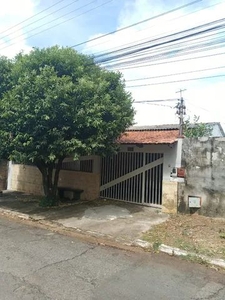 Alugo Casa Residencial 3 quartos, 2 suítes no Conjunto Vila Itatiaia.