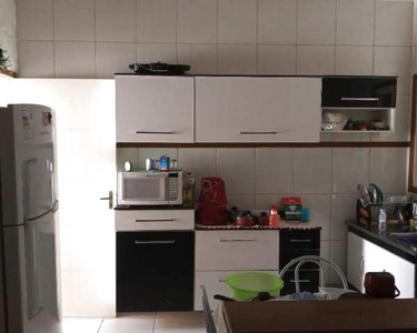 Casa com 127,5 m² de área útil, 2 dormitórios, sendo 1 suíte. Banheiro social Sala ampla C